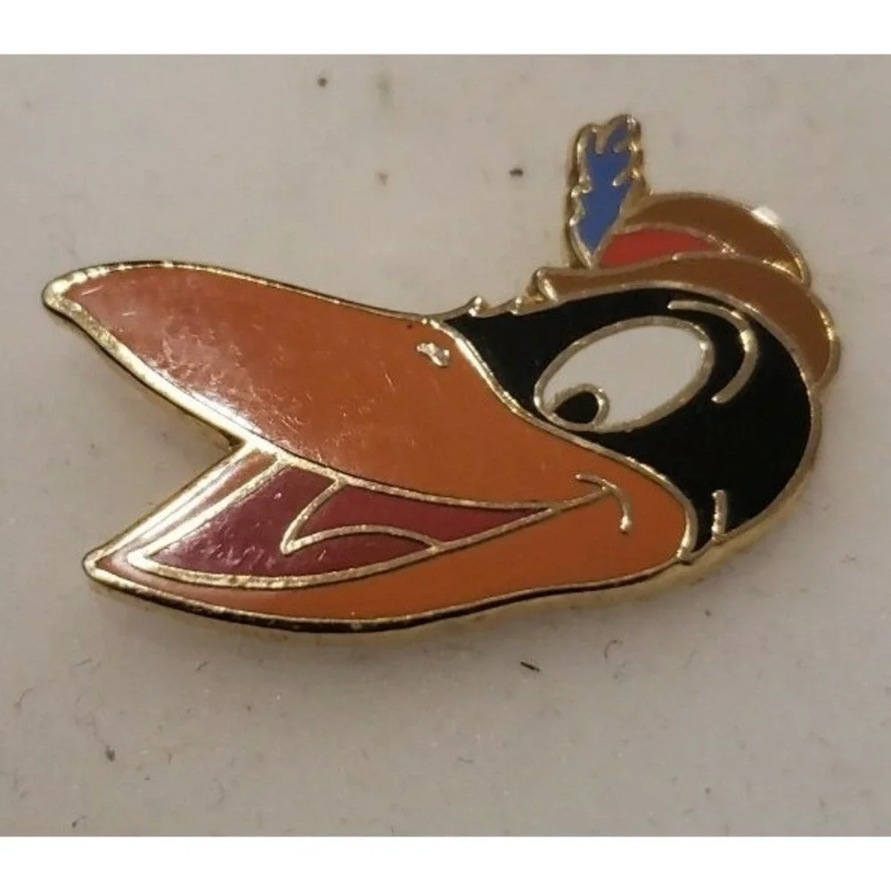 Vintage Disney Pin DUMBO BLACK CROW GALLERY RED‎ HAT WITH FEATHER LE 5000